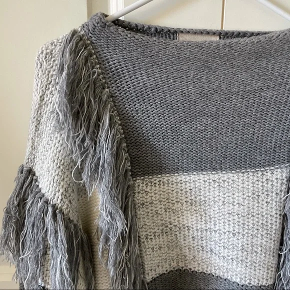 Moon River Colorblock Gray and White Fringe Sweater Size Small - Picture 4 of 14